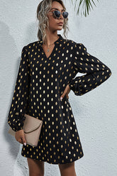 Langärmliges Kleid mit V-Ausschnitt und Polka Dot